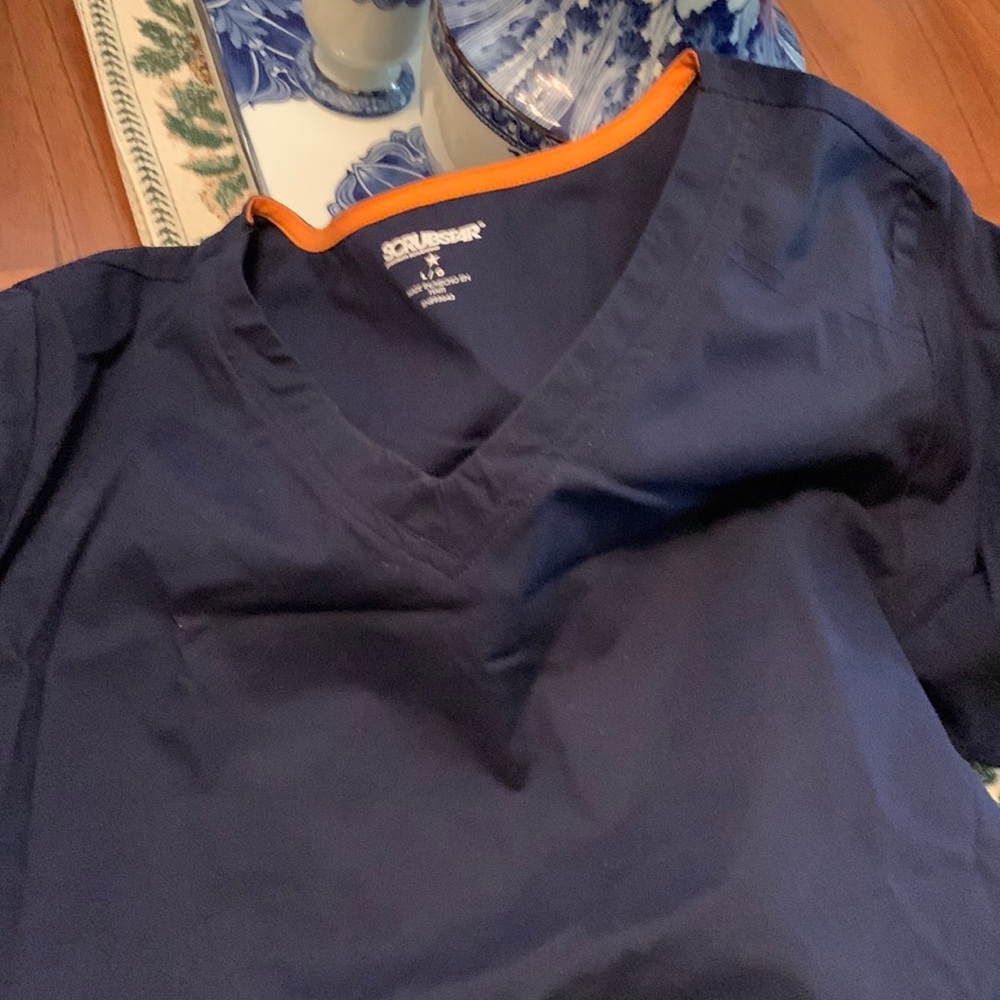 Scrub in very good condition size L in mens